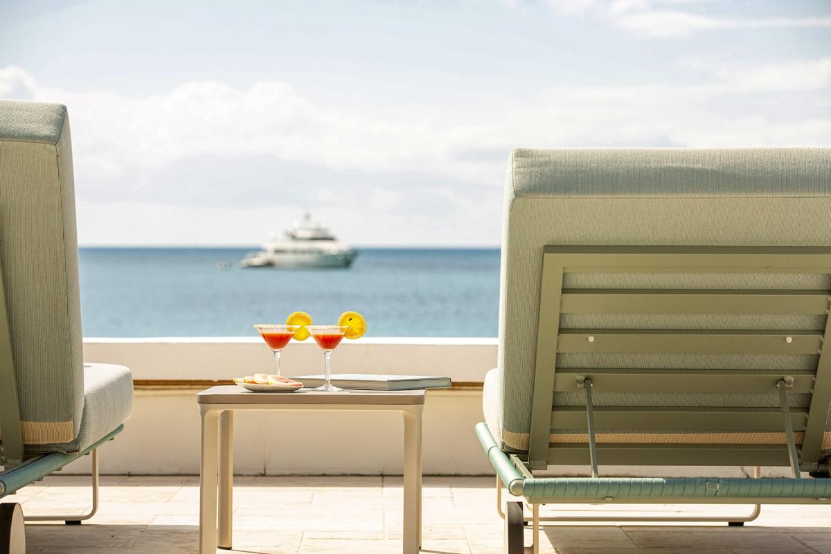 12-PetitePlage4-OutdoorSeating_A louer villa Grand Case Saint Martin